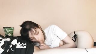 A beautiful girl has a habit of blowing her boyfriend every morning