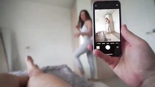 The photographer paid attention to the sexy girl and called her to the room