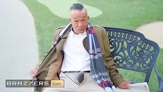 Ebony Mistique gets so horny seeing Chong Dong's dick in the park