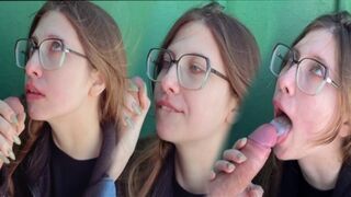 Girl sucks cock of a guy in the pool, he cum