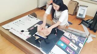 Stepsister fucks in her ass through a hole in the box and gets creampie