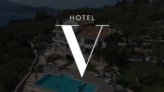 Blonde babes Scarlett and Honour get naughty pool service