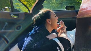A hot girl has sex in the car with an unfamiliar guy for the first time