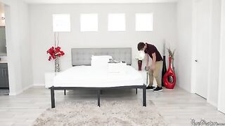 A mature woman Jordan Maxx seduced a young mover with her impressive curves