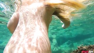 Babe JessiJek fucked in her ass under the open sky on the beach