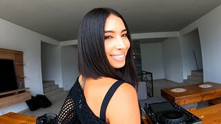 The DJ gave the girl an exclusive sex lesson