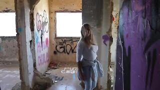 An Italian guy gets his donger sucked by a hot tourist near the church