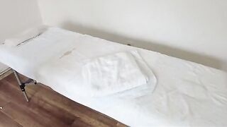 A masseur with pervert desires gave the girl an unforgettable relaxation experience
