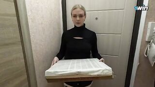 The hot girl was paid with her pussy for the pizza delivery
