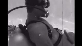 While diving, the girl gave a blowjob to an underwater linguist