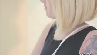 Tattooed woman plays with her pussy and reaches orgasm in an amazing solo session