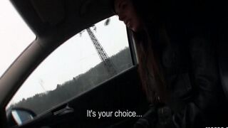 A cunning taxi driver forced the passenger to make a blowjob