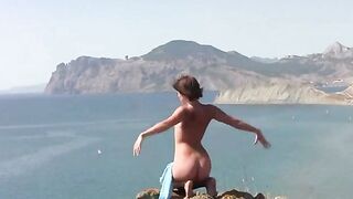 A sexy girl exposed herself on the beach and began to show her skills