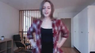 Babe can't handle big dildo, it's too much to bear!