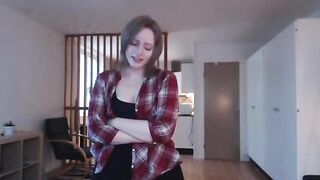 Babe can't handle big dildo, it's too much to bear!