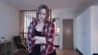 Babe can't handle big dildo, it's too much to bear!
