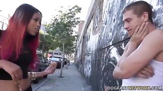 Nicole Apples shows how to use the sexual machine for the first time