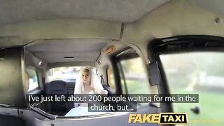 A hot bride changed her clothes in a taxi before the wedding
