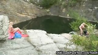 A mother and daughter were fucked by a cunning father in an unexpected encounter