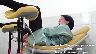 A girl was fucked by a gynaecologist with her fingers in his office