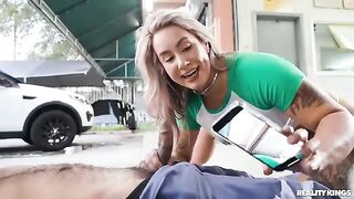 The girl got her pussy soaked by the mechanic while she was bringing her car to be repaired