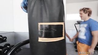 Face-to-face squatting with Latina beauty Vabbing in the gym is a great gift