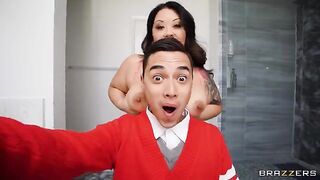 She took a selfie with a guy and now she's in a bind