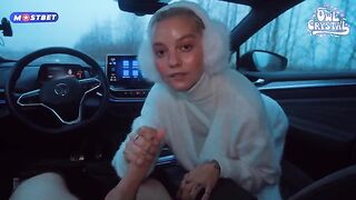 A college girl agreed to fuck with a stranger in his car