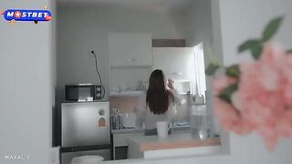 A cute chick invited a stranger to tea, no money 
