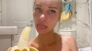 Monika Fox stuffed a banana in her ass and played with it, showcasing her daring solo performances