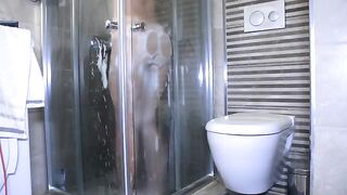 Instead of showering, the girl sucked dick of her boyfriend