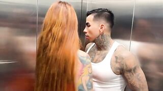 A girl met her neighbor in the elevator and fucked with him