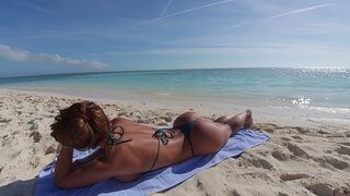 A girl with a magnetic ass gets picked up at the beach