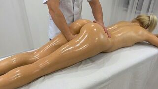 A masseur who couldn’t resist fucked his client at her home